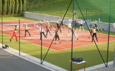 Cvičení na tenisovém kurtu